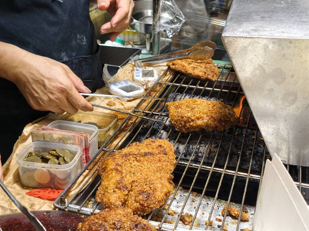 台南夜市。武聖夜市 于一鳳梨冰、阿堯師雞蛋糕、黃金土豆餅、巧虎牛排、碳烤雄大香雞排、參分辣無骨雞爪 每週星期三、五、六限定！