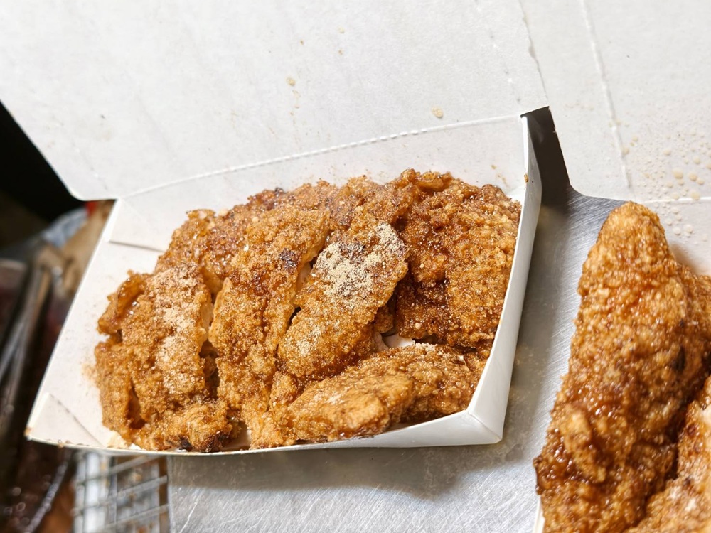 台南夜市。武聖夜市 于一鳳梨冰、阿堯師雞蛋糕、黃金土豆餅、巧虎牛排、碳烤雄大香雞排、參分辣無骨雞爪 每週星期三、五、六限定！