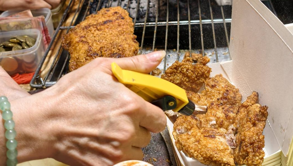 台南夜市。武聖夜市 于一鳳梨冰、阿堯師雞蛋糕、黃金土豆餅、巧虎牛排、碳烤雄大香雞排、參分辣無骨雞爪 每週星期三、五、六限定！