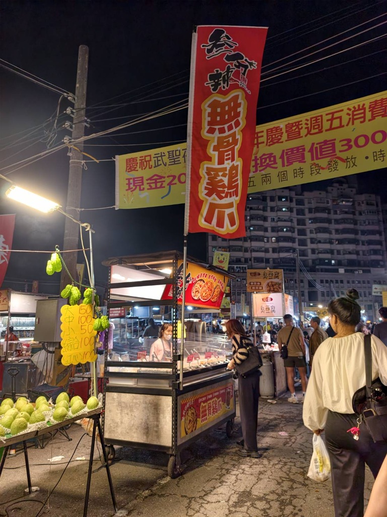 台南夜市。武聖夜市 于一鳳梨冰、阿堯師雞蛋糕、黃金土豆餅、巧虎牛排、碳烤雄大香雞排、參分辣無骨雞爪 每週星期三、五、六限定！