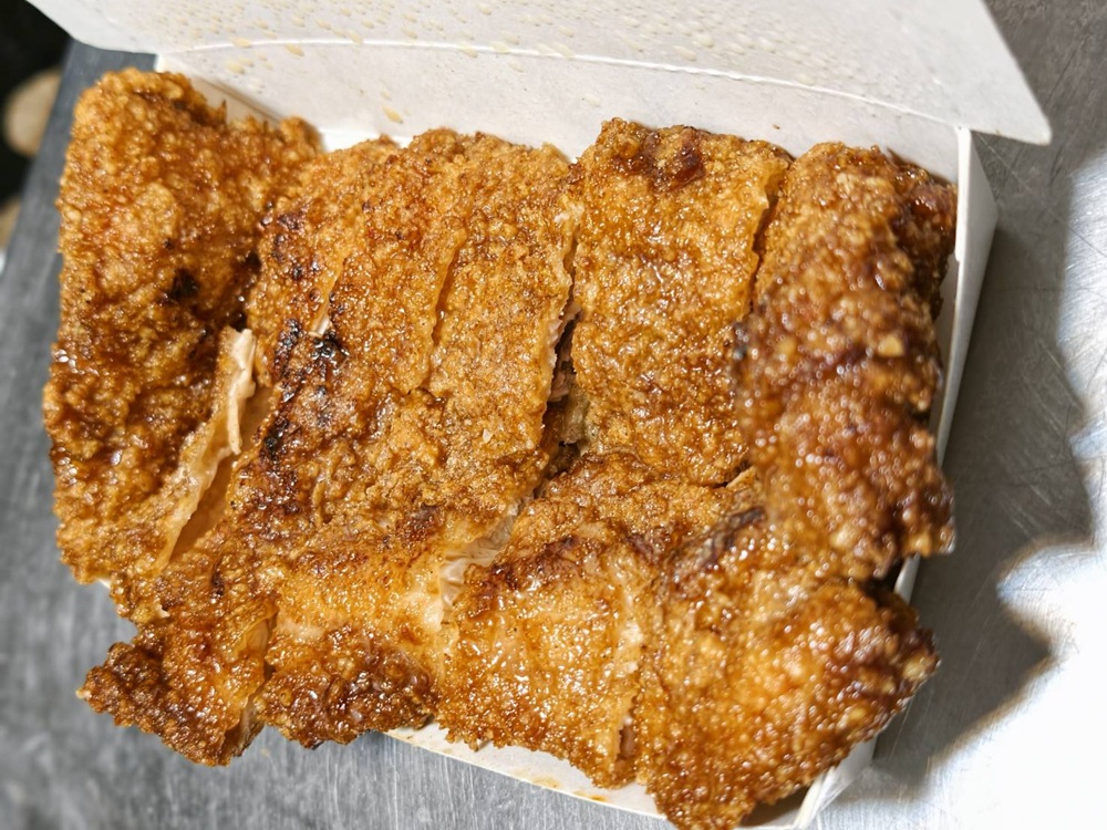 台南夜市。武聖夜市 于一鳳梨冰、阿堯師雞蛋糕、黃金土豆餅、巧虎牛排、碳烤雄大香雞排、參分辣無骨雞爪 每週星期三、五、六限定！