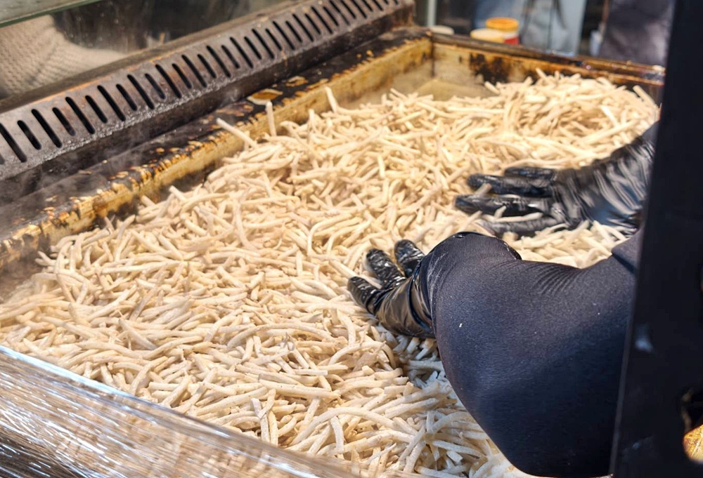 台南夜市。武聖夜市 于一鳳梨冰、阿堯師雞蛋糕、黃金土豆餅、巧虎牛排、碳烤雄大香雞排、參分辣無骨雞爪 每週星期三、五、六限定！