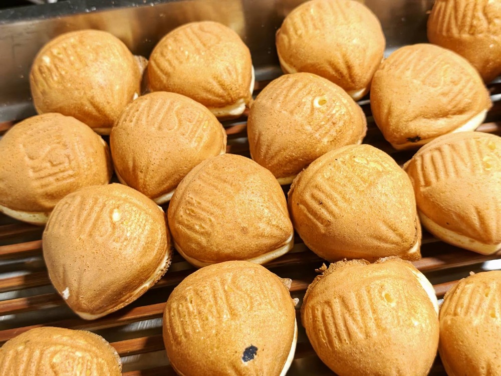 台南夜市。武聖夜市 于一鳳梨冰、阿堯師雞蛋糕、黃金土豆餅、巧虎牛排、碳烤雄大香雞排、參分辣無骨雞爪 每週星期三、五、六限定！