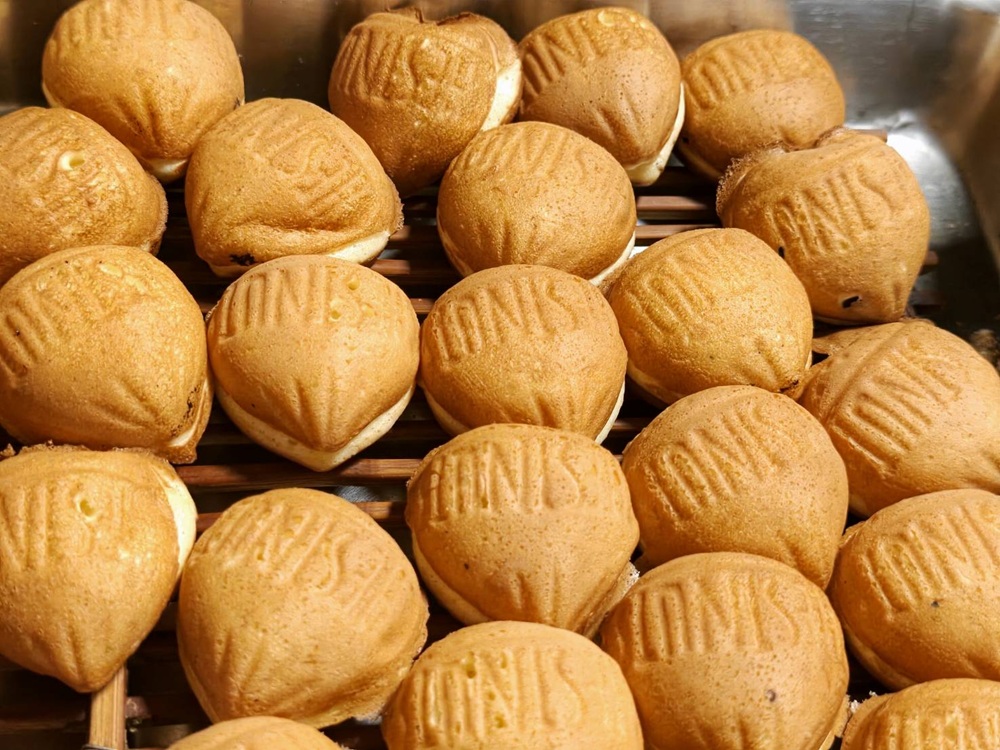 台南夜市。武聖夜市 于一鳳梨冰、阿堯師雞蛋糕、黃金土豆餅、巧虎牛排、碳烤雄大香雞排、參分辣無骨雞爪 每週星期三、五、六限定！