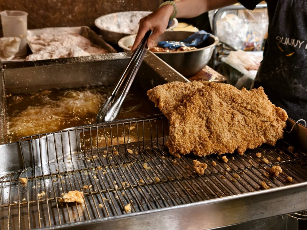 台南夜市。武聖夜市 于一鳳梨冰、阿堯師雞蛋糕、黃金土豆餅、巧虎牛排、碳烤雄大香雞排、參分辣無骨雞爪 每週星期三、五、六限定！