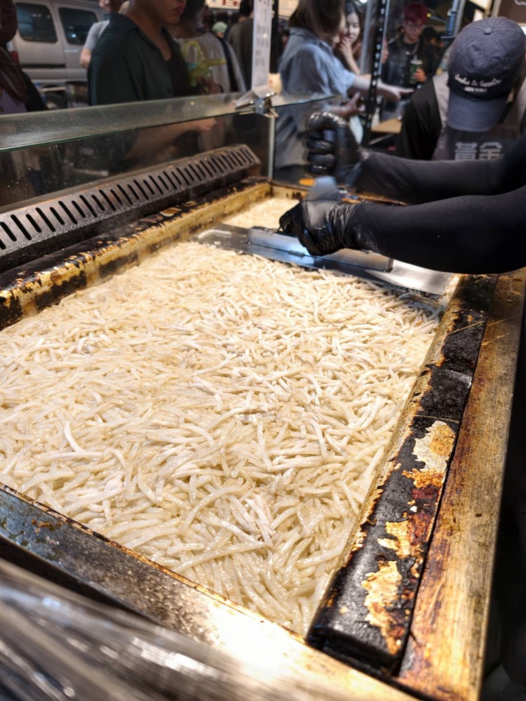 台南夜市。武聖夜市 于一鳳梨冰、阿堯師雞蛋糕、黃金土豆餅、巧虎牛排、碳烤雄大香雞排、參分辣無骨雞爪 每週星期三、五、六限定！