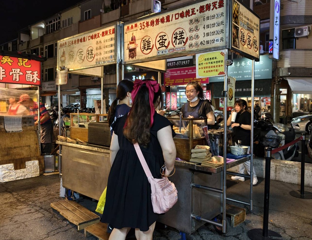 台南夜市。武聖夜市 于一鳳梨冰、阿堯師雞蛋糕、黃金土豆餅、巧虎牛排、碳烤雄大香雞排、參分辣無骨雞爪 每週星期三、五、六限定！