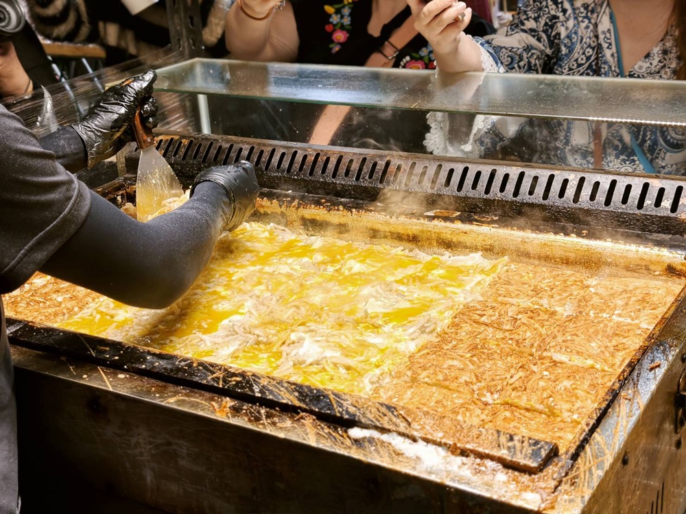 台南夜市。武聖夜市 于一鳳梨冰、阿堯師雞蛋糕、黃金土豆餅、巧虎牛排、碳烤雄大香雞排、參分辣無骨雞爪 每週星期三、五、六限定！