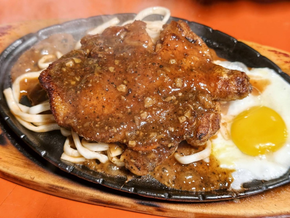 台南夜市。武聖夜市 于一鳳梨冰、阿堯師雞蛋糕、黃金土豆餅、巧虎牛排、碳烤雄大香雞排、參分辣無骨雞爪 每週星期三、五、六限定！