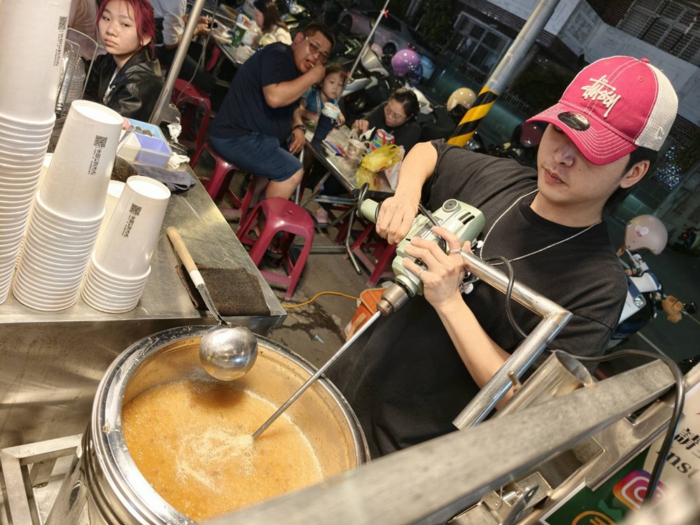 台南夜市。武聖夜市 于一鳳梨冰、阿堯師雞蛋糕、黃金土豆餅、巧虎牛排、碳烤雄大香雞排、參分辣無骨雞爪 每週星期三、五、六限定！