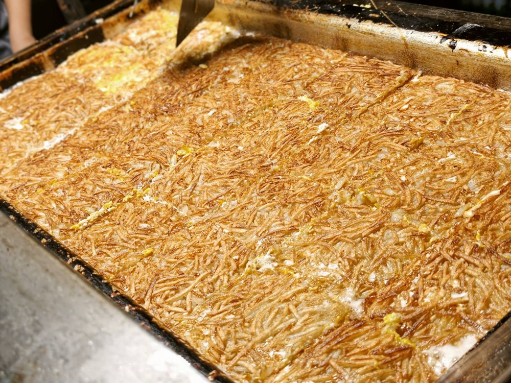 台南夜市。武聖夜市 于一鳳梨冰、阿堯師雞蛋糕、黃金土豆餅、巧虎牛排、碳烤雄大香雞排、參分辣無骨雞爪 每週星期三、五、六限定！