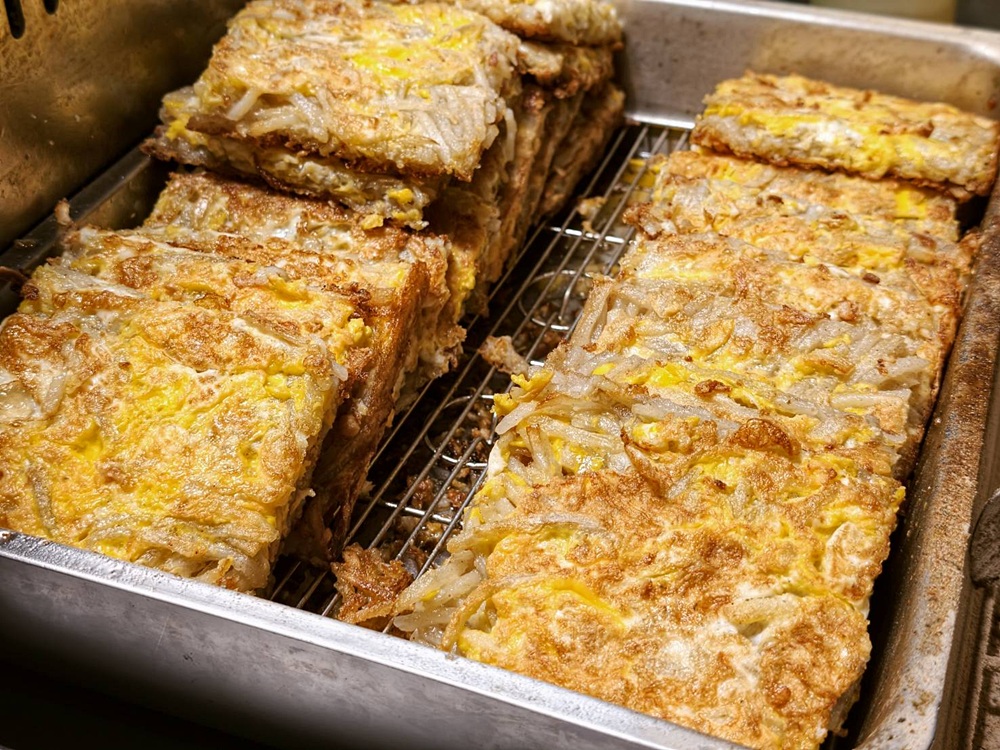 台南夜市。武聖夜市 于一鳳梨冰、阿堯師雞蛋糕、黃金土豆餅、巧虎牛排、碳烤雄大香雞排、參分辣無骨雞爪 每週星期三、五、六限定！