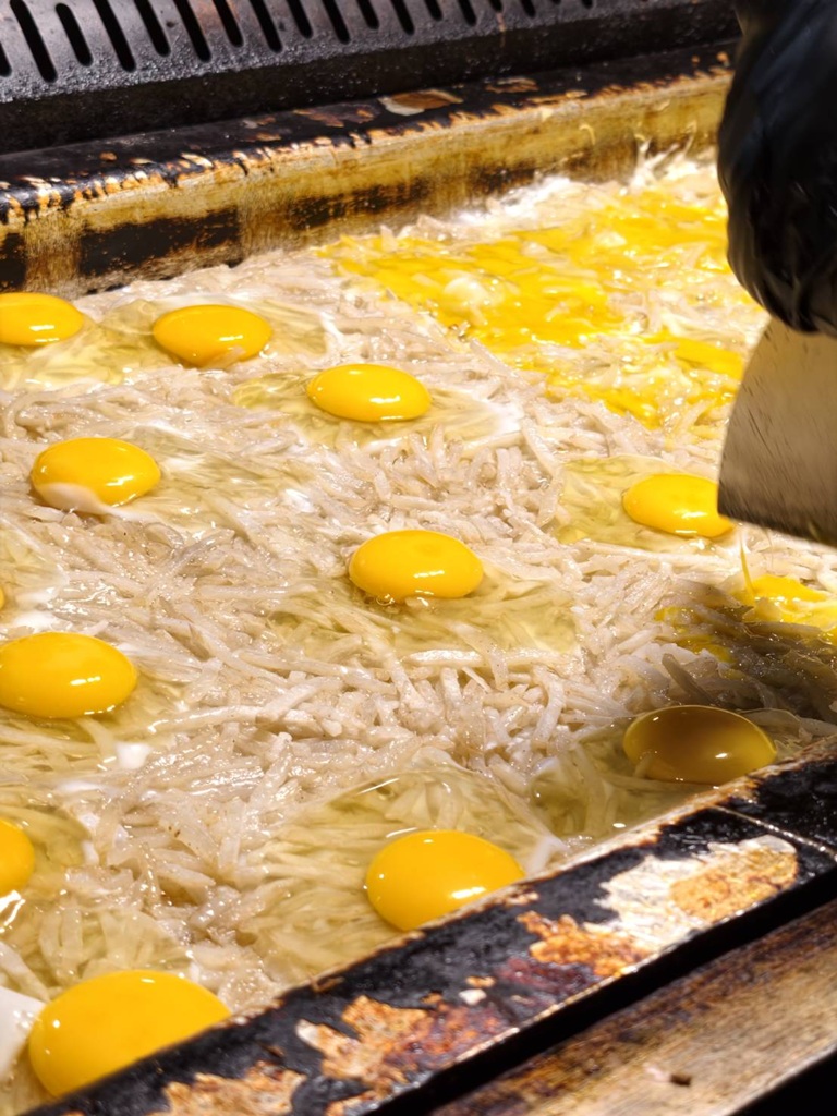 台南夜市。武聖夜市 于一鳳梨冰、阿堯師雞蛋糕、黃金土豆餅、巧虎牛排、碳烤雄大香雞排、參分辣無骨雞爪 每週星期三、五、六限定！