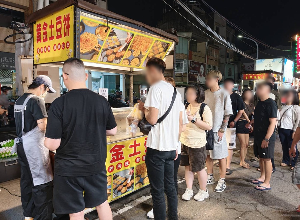 台南夜市。武聖夜市 于一鳳梨冰、阿堯師雞蛋糕、黃金土豆餅、巧虎牛排、碳烤雄大香雞排、參分辣無骨雞爪 每週星期三、五、六限定！