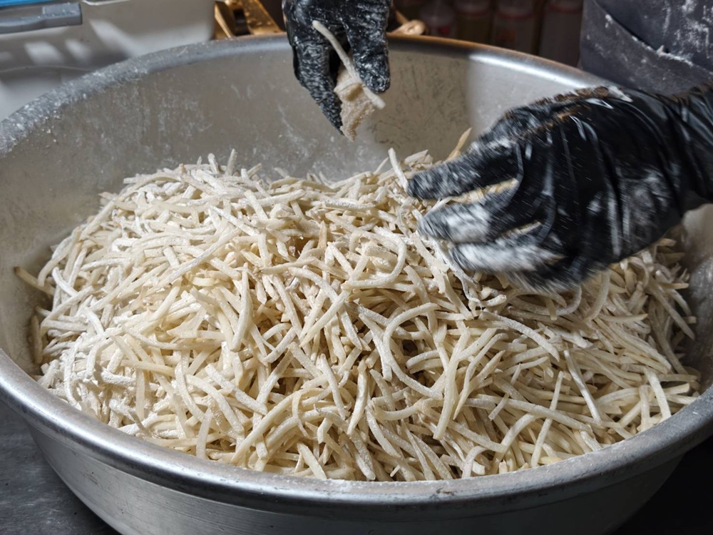 台南夜市。武聖夜市 于一鳳梨冰、阿堯師雞蛋糕、黃金土豆餅、巧虎牛排、碳烤雄大香雞排、參分辣無骨雞爪 每週星期三、五、六限定！