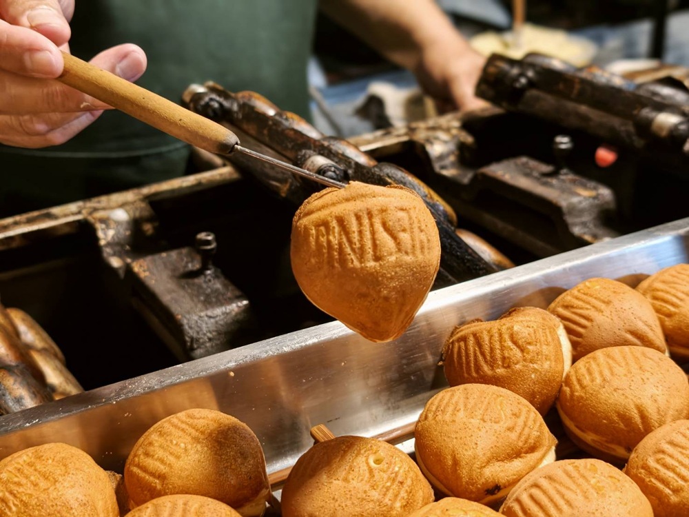 台南夜市。武聖夜市 于一鳳梨冰、阿堯師雞蛋糕、黃金土豆餅、巧虎牛排、碳烤雄大香雞排、參分辣無骨雞爪 每週星期三、五、六限定！