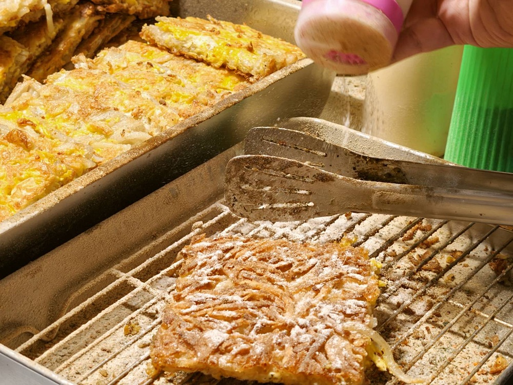 台南夜市。武聖夜市 于一鳳梨冰、阿堯師雞蛋糕、黃金土豆餅、巧虎牛排、碳烤雄大香雞排、參分辣無骨雞爪 每週星期三、五、六限定！