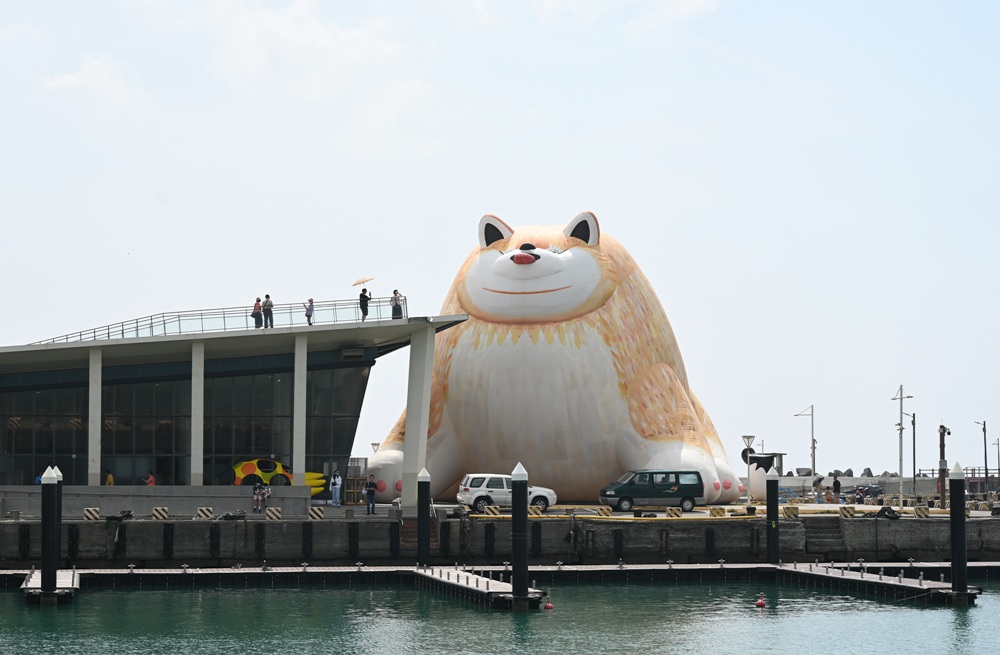 2026看海美術館。台日藝術家聯展《日常偏移》14米的巨型胖博美+32件療癒動物雕塑！