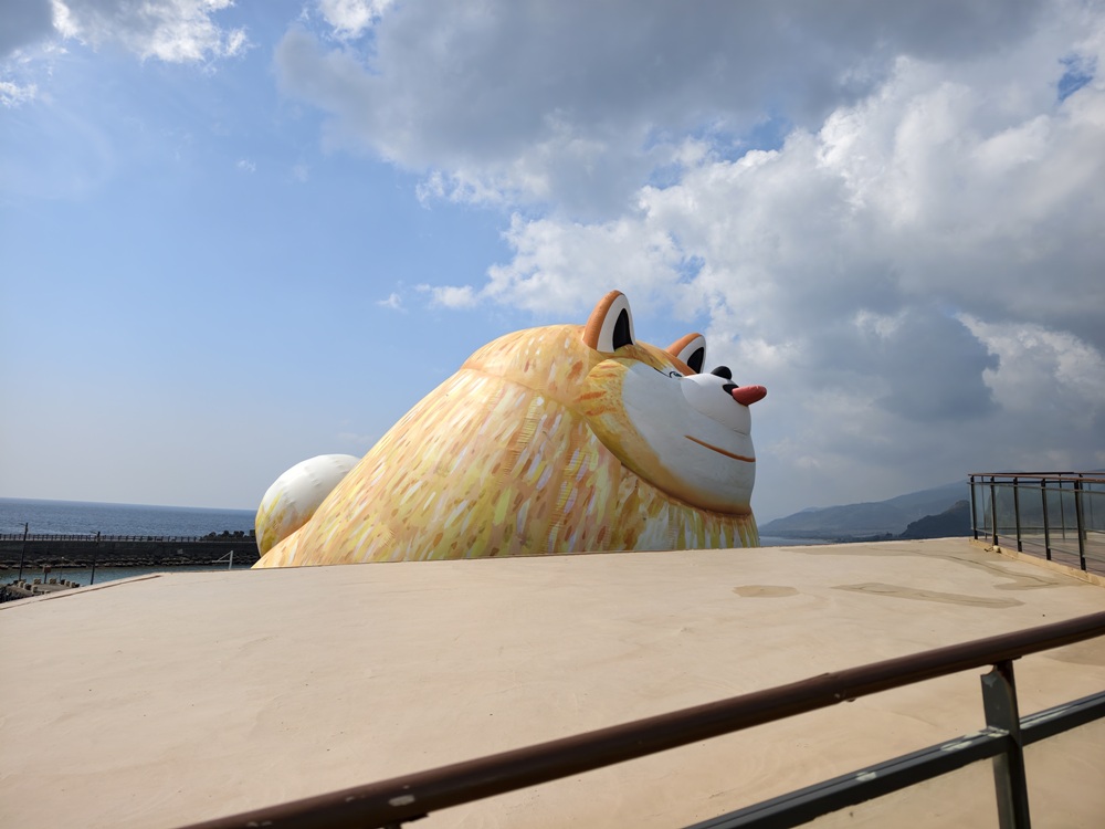2026看海美術館。台日藝術家聯展《日常偏移》14米的巨型胖博美+32件療癒動物雕塑！