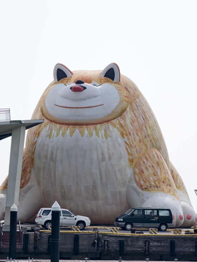 2026看海美術館。台日藝術家聯展《日常偏移》14米的巨型胖博美+32件療癒動物雕塑！