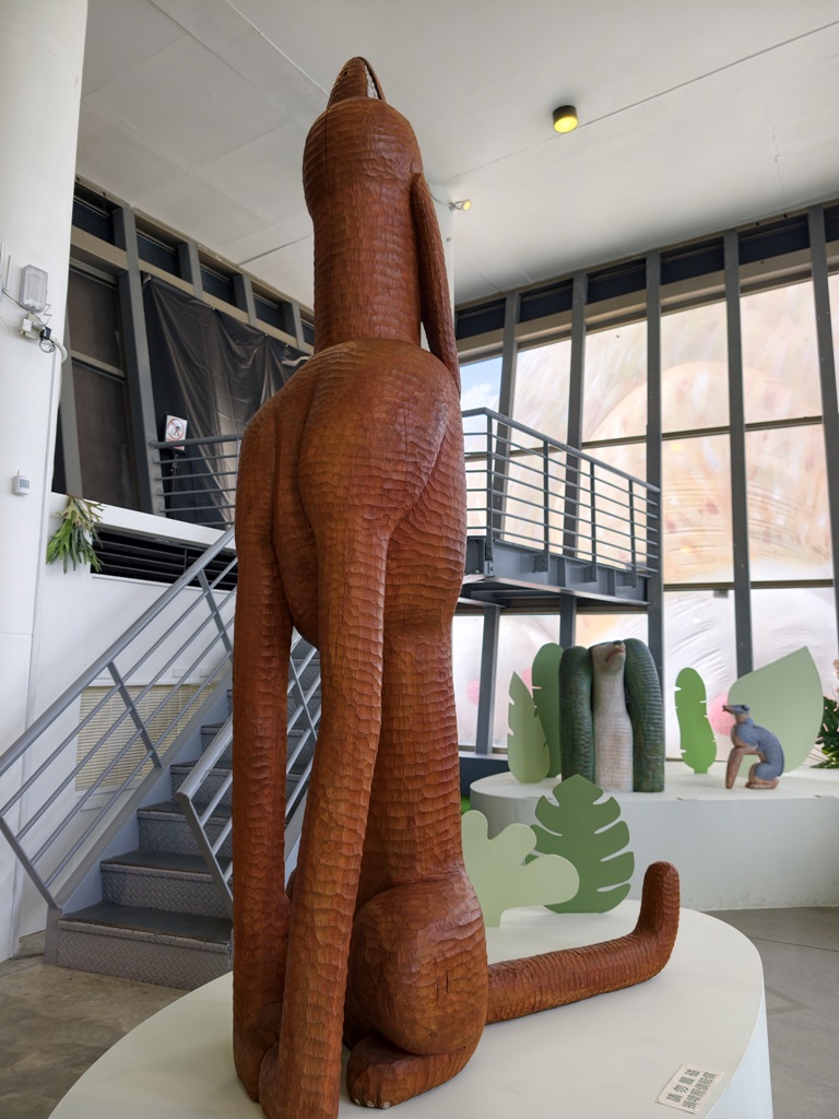 2026看海美術館。台日藝術家聯展《日常偏移》14米的巨型胖博美+32件療癒動物雕塑！