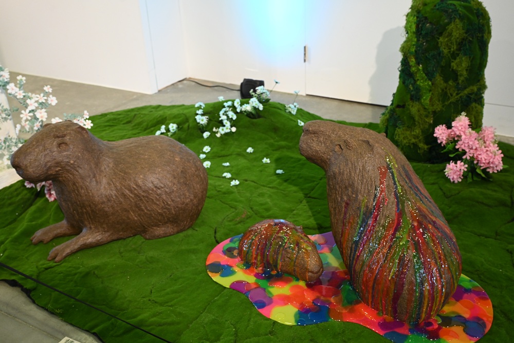 2026看海美術館。台日藝術家聯展《日常偏移》14米的巨型胖博美+32件療癒動物雕塑！