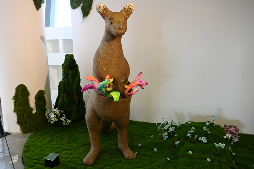 2026看海美術館。台日藝術家聯展《日常偏移》14米的巨型胖博美+32件療癒動物雕塑！