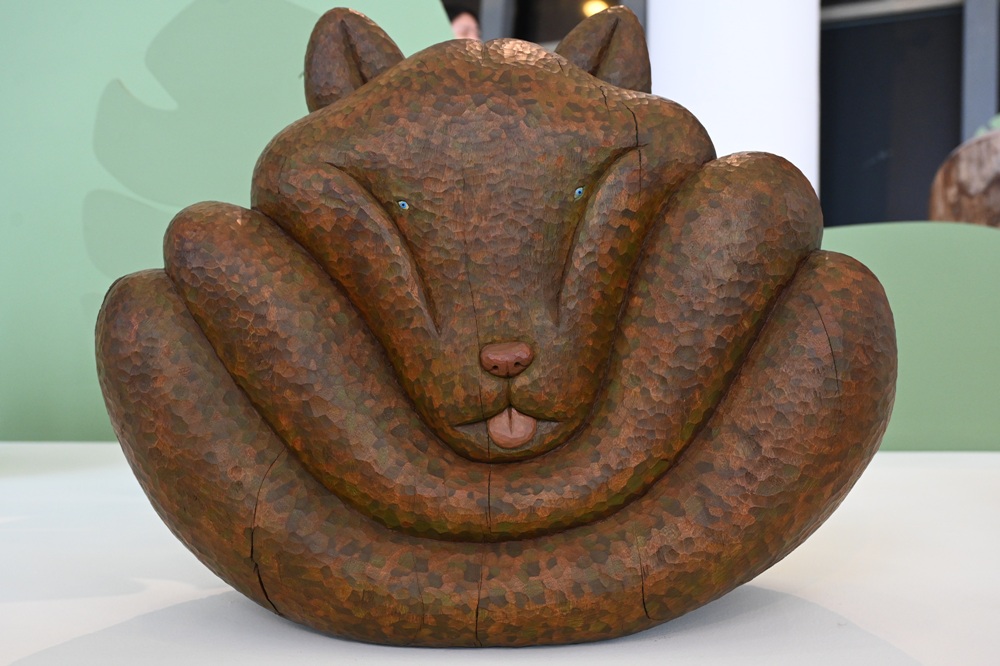 2026看海美術館。台日藝術家聯展《日常偏移》14米的巨型胖博美+32件療癒動物雕塑！