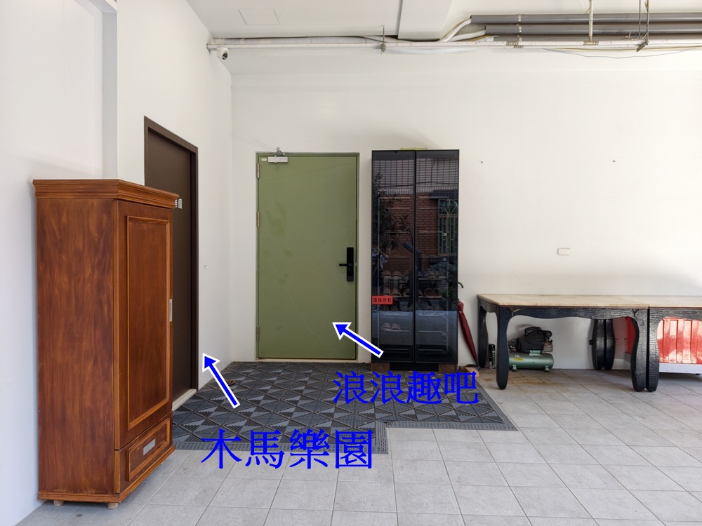 台南安平包棟民宿推薦。美萊茵安平民宿 6~46人包棟民宿、有電梯，還有KTV、復古街機遊戲機、電動麻將、電子飛鏢機等設施！