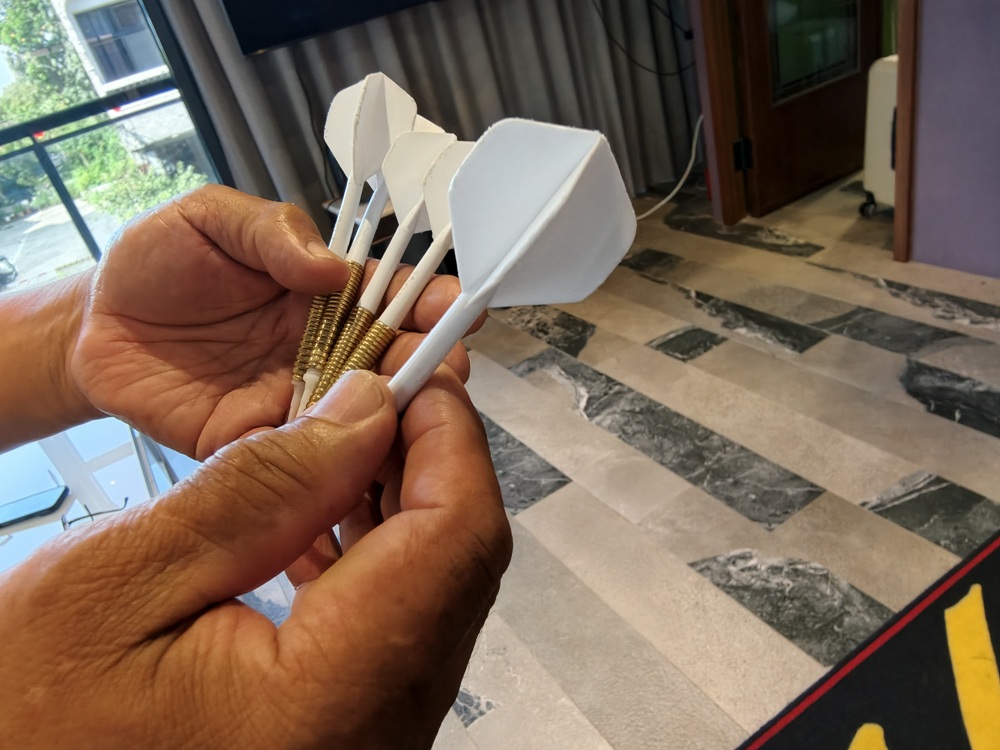 台南安平包棟民宿推薦。美萊茵安平民宿 6~46人包棟民宿、有電梯，還有KTV、復古街機遊戲機、電動麻將、電子飛鏢機等設施！