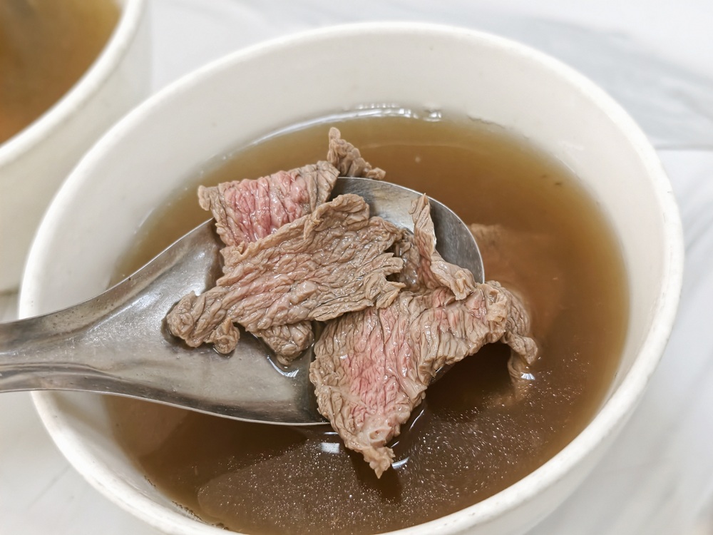 台南安平包棟民宿推薦。美萊茵安平民宿 6~46人包棟民宿、有電梯，還有KTV、復古街機遊戲機、電動麻將、電子飛鏢機等設施！