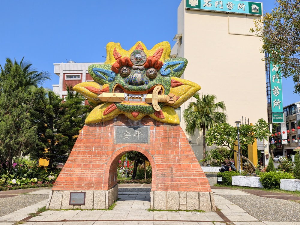 台南安平包棟民宿推薦。美萊茵安平民宿 6~46人包棟民宿、有電梯，還有KTV、復古街機遊戲機、電動麻將、電子飛鏢機等設施！