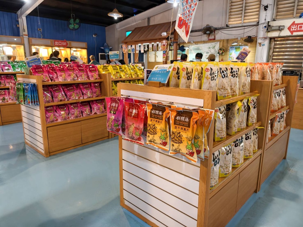 屏東免門票景點。鮮饌道海洋食品文化館 鱈魚香絲觀光工廠、鱈魚香絲DIY體驗、還提供免費試吃、飲料無限暢飲！