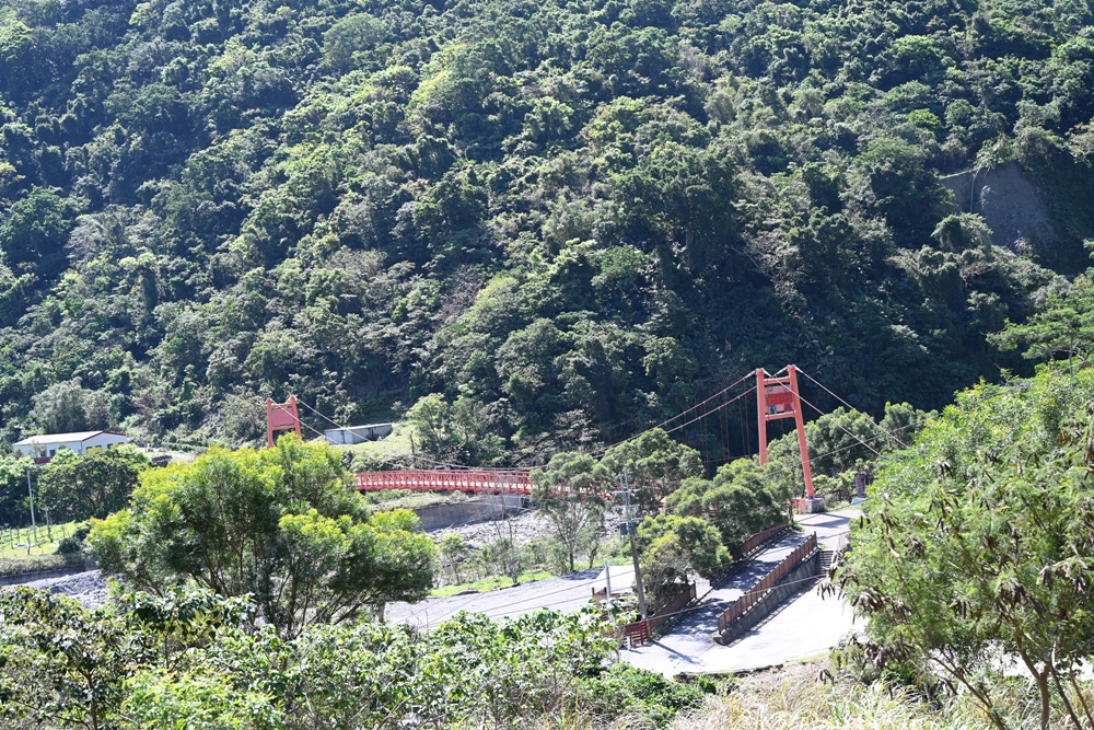 台東金峰一日遊。黃金山谷 森林系戶外溫泉、森林小火車、山谷漂漂河！