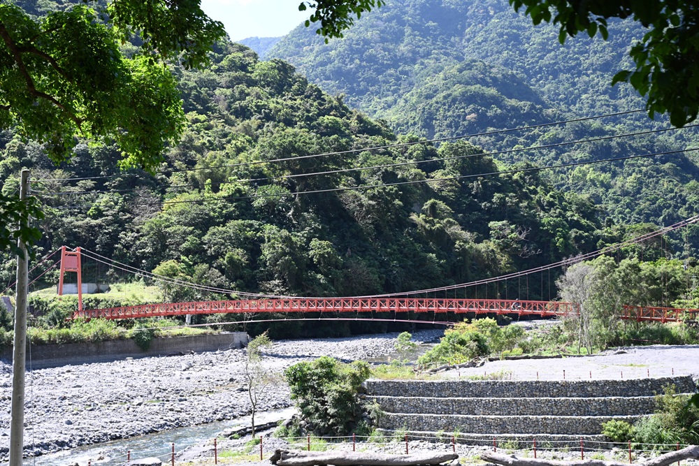台東金峰一日遊。黃金山谷 森林系戶外溫泉、森林小火車、山谷漂漂河！